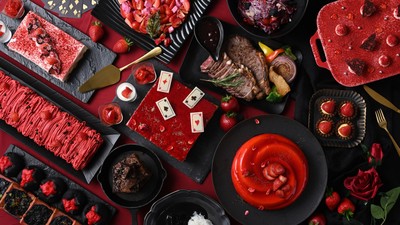 赤色と黒色のメニューが並ぶランチブッフェ