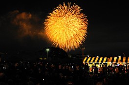 夏まつりのフィナーレとなる花火が打ち上げられる
