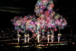 色とりどりの花火が紀の川上空に大きく広がる