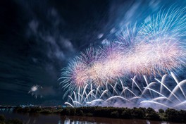 広大な河川敷から眺める花火が夏を感じさせる