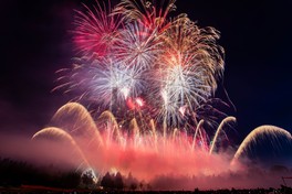 音楽と連動して夜空に広がる花火