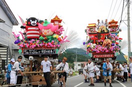 華やかに飾り付けられた人形山鉾