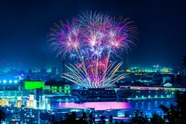 夜空を彩る迫力満点の花火