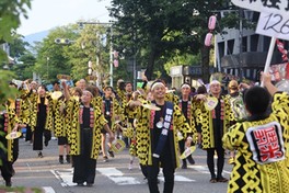 耳に残るフレーズとともに松本市街地を練り歩く