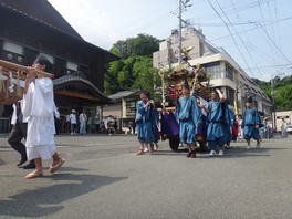 神幸行列が日奈久温泉街を練り歩く
