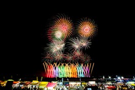 夜空を彩る迫力の花火演出