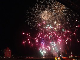筑後広域公園の観客席からは、間近に打ち上げられる花火をゆったりと見ることができる