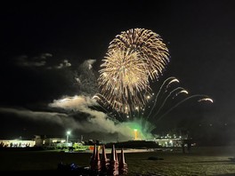 花火がサマーフェスタのフィナーレを華やかに締めくくる
