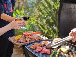 黒毛和牛のステーキとロブスターの組み合わせを楽しめる