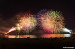 約3500発の花火が白浜の夜空を色鮮やかに染める