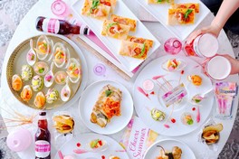 華やかなメニューが並ぶ