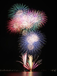 豪快に打ち上がる花火を全身で体感できる