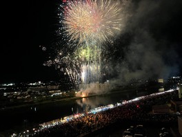 河川敷から花火を間近に見ることができるので、迫力満点だ