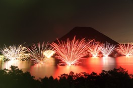 榛名富士を背景に打ち上げられる鮮やかな花火