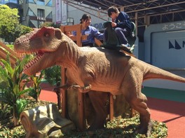 大きなティラノサウルスやトリケラトプスの背中に乗れる