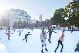 都内最大級の屋外アイススケートリンクで、ウィンタースポーツを思う存分楽しめる ※画像は過去の様子