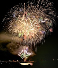 約3000発の花火が美しく咲き誇る