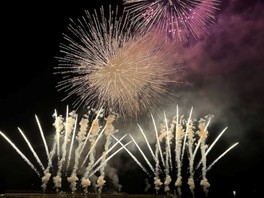 爆発音が山々に反響する須佐の花火は大迫力
