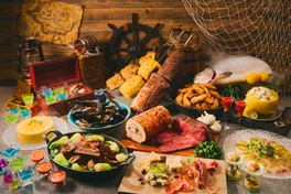 豪快な肉、魚料理、宝石モチーフのスイーツなどが楽しめる