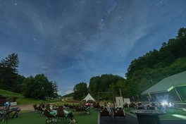 山頂で満天の星空を楽しむことができる