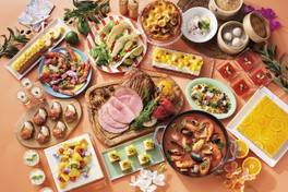 ランチはトロピカルスイーツと世界の料理が楽しめる