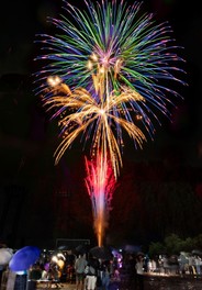 花火とともに催されるイベントも必見