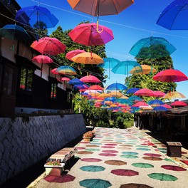 青空に映える色とりどりの傘