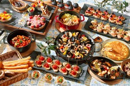 スペインの郷土料理がずらりと並ぶ