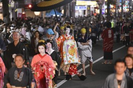 華やかな花魁道中をすすきので再現