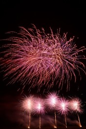 空を彩る色とりどりの花火に魅了される