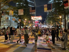 やぐらを囲んで多くの人が盆踊りを楽しむ