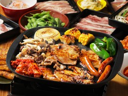 種類豊富なBBQメニューが食べ放題で楽しめる