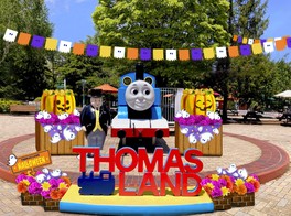 トーマスモニュメントやエントランスなど、ランド内がハロウィンの装飾で彩られる