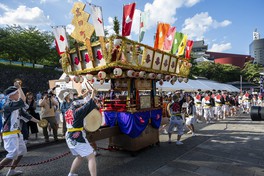 約30万人もの観客が全国各地から小倉の街を訪れる
