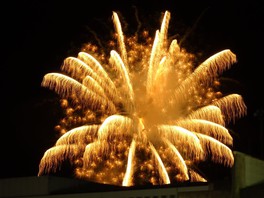 高々と打ちあがる花火が夏祭りを盛り上げる