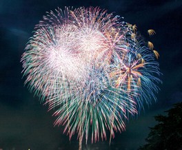磯部温泉祭りで打ち上げられる鮮やかな花火