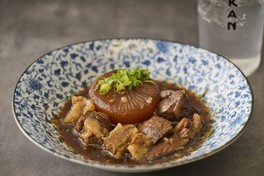 「角打ちKAN」牛すじ大根＋KANのレモンサワー、KANのハイボールなどから1杯(1000円)