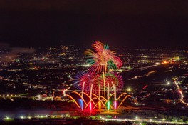 夜空を彩る豪快な花火は圧巻の一言