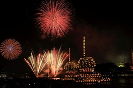 三河花火発祥の地で受け継がれる花火職人の匠の技を堪能できる