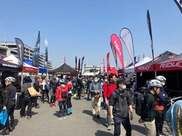 ロードバイクから折りたたみ自転車、電動アシスト付きのスポーツバイクなどが並ぶ