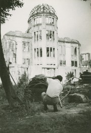 原爆ドームを撮影する岡本太郎(1963年、広島)