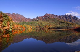 鏡池と紅葉、そして山々の作り出す景観