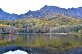 鏡池と紅葉、そして山々の作り出す景観