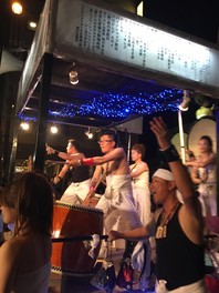 熱気に満ちた夏祭りの雰囲気を楽しむことができる
