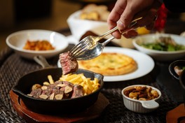 ココット料理など多彩なメニューを楽しめる
