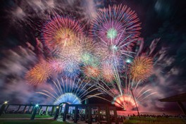 夜空に咲き誇る花火の共演を間近で