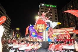 勇壮な山車と踊り隊が中心街を練り歩く
