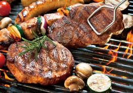 4種類の肉と海鮮を味わえるプランが用意されている