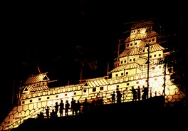 夜の山頂に浮かび上がる「幻の一夜城」で有名な三成愛宕祭