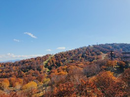 スタカ湖畔の水面に映る紅葉